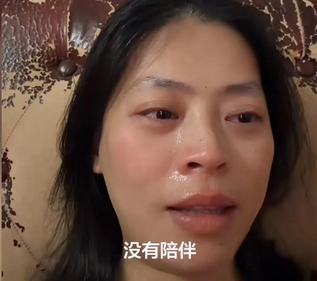 “没有陪伴，没有性生活，没有经济价值。”

一位做了10年全职妈妈的女子，对着镜