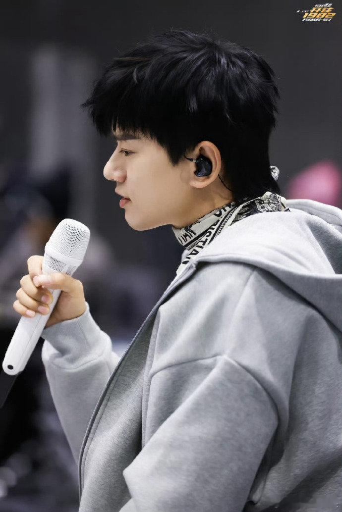 张杰新舞台取名为龙门阵 家人们！张杰演唱会新舞台叫龙门阵，还带麻将元素，这谁顶得