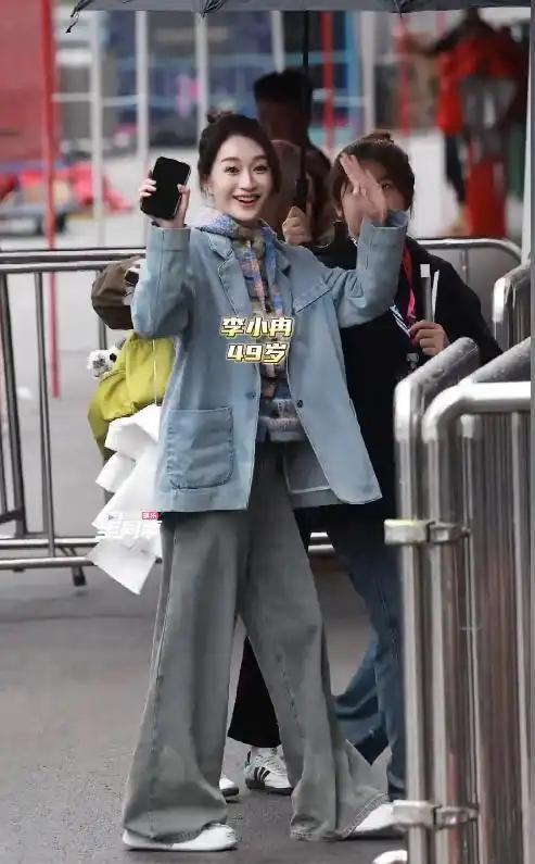 李小冉虽然已经49岁了，她的身材依然保持得那么苗条，根本看不出多余的赘肉。
她的