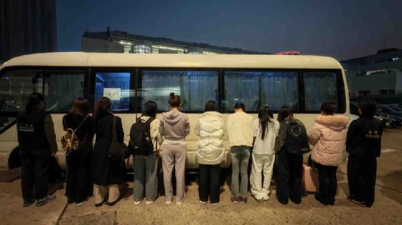 ＃香港扫黄行动＃尖警区联合入境事务处人员昨日（1月27日）在区内开展代号「冠军」