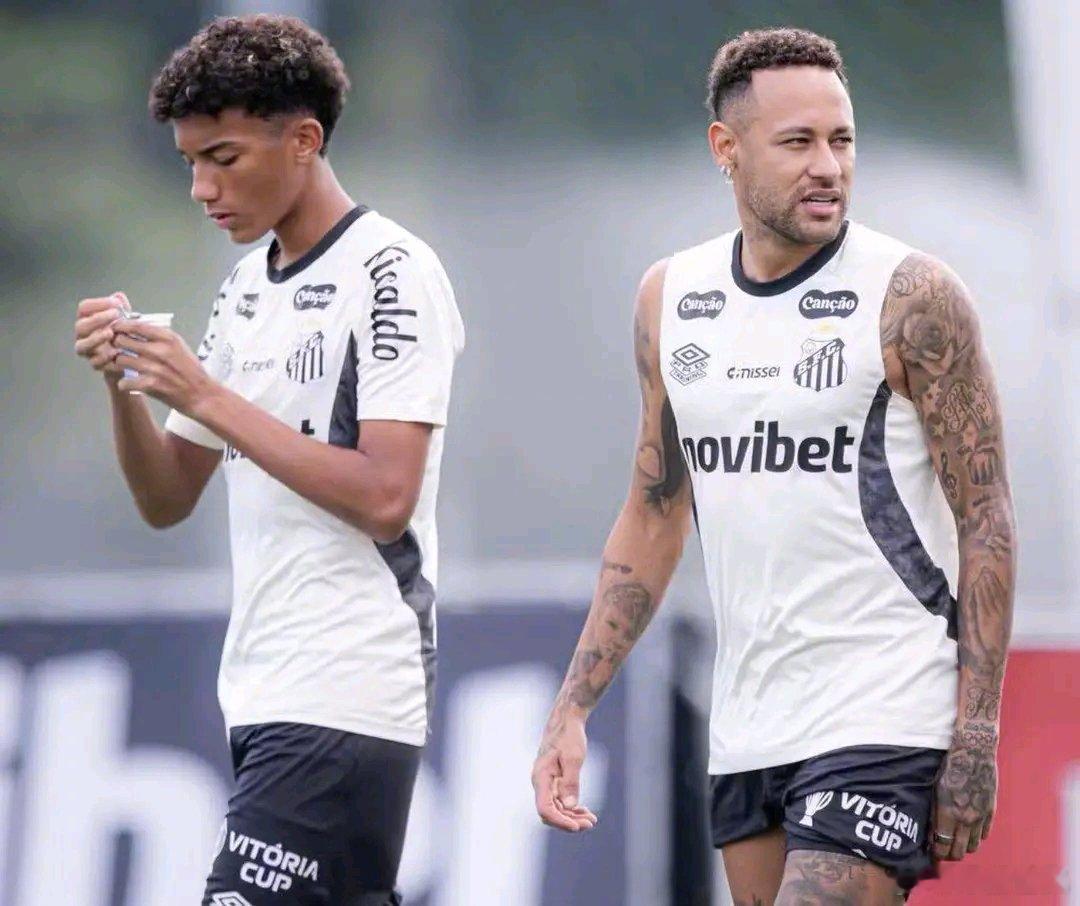 【】ESPN：桑托斯训练，34岁的内马尔被18岁的小罗比尼奥用大胆的花式动作带球