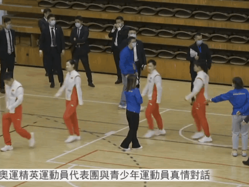 9997现在和师姐并排走的左手是我