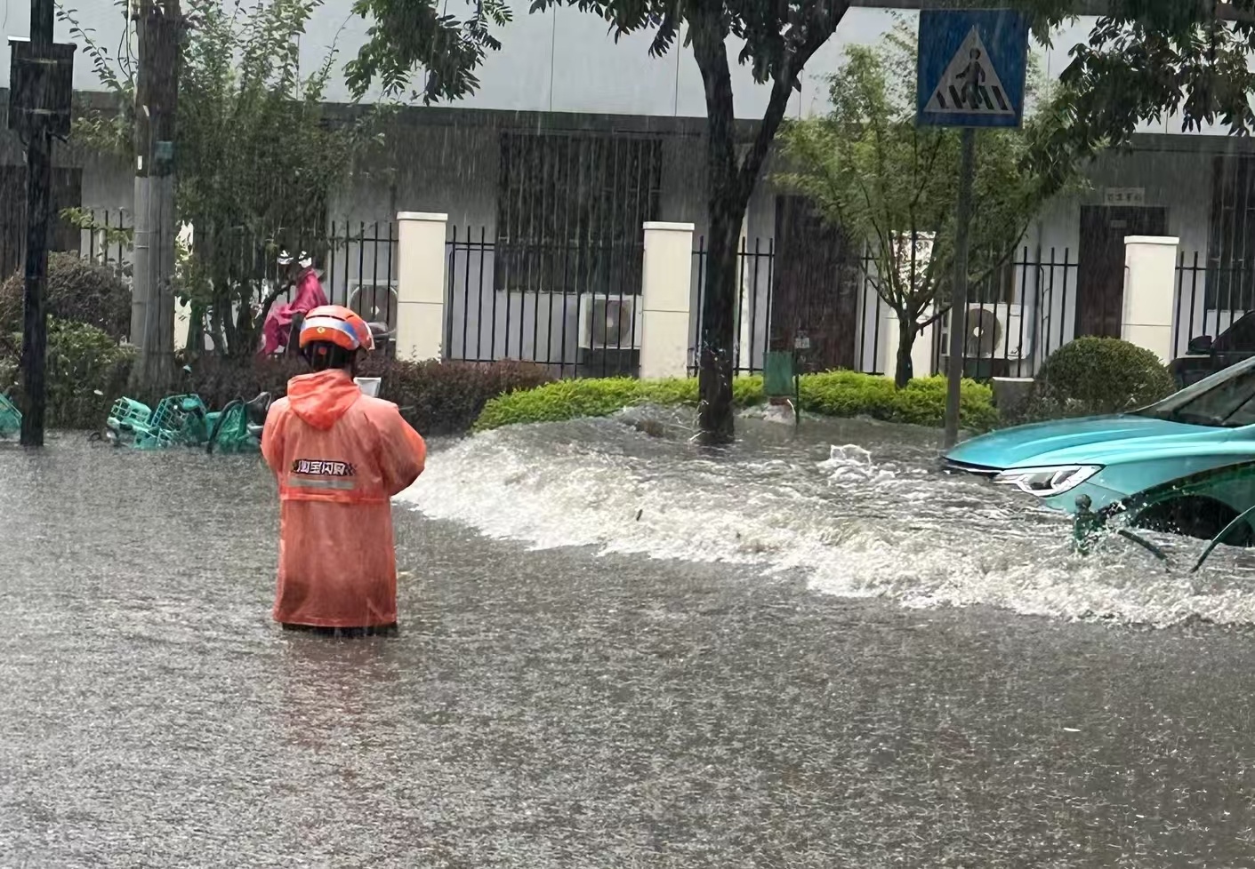 上海突发强雷暴刚才一阵雨确实大，整个天都黑了