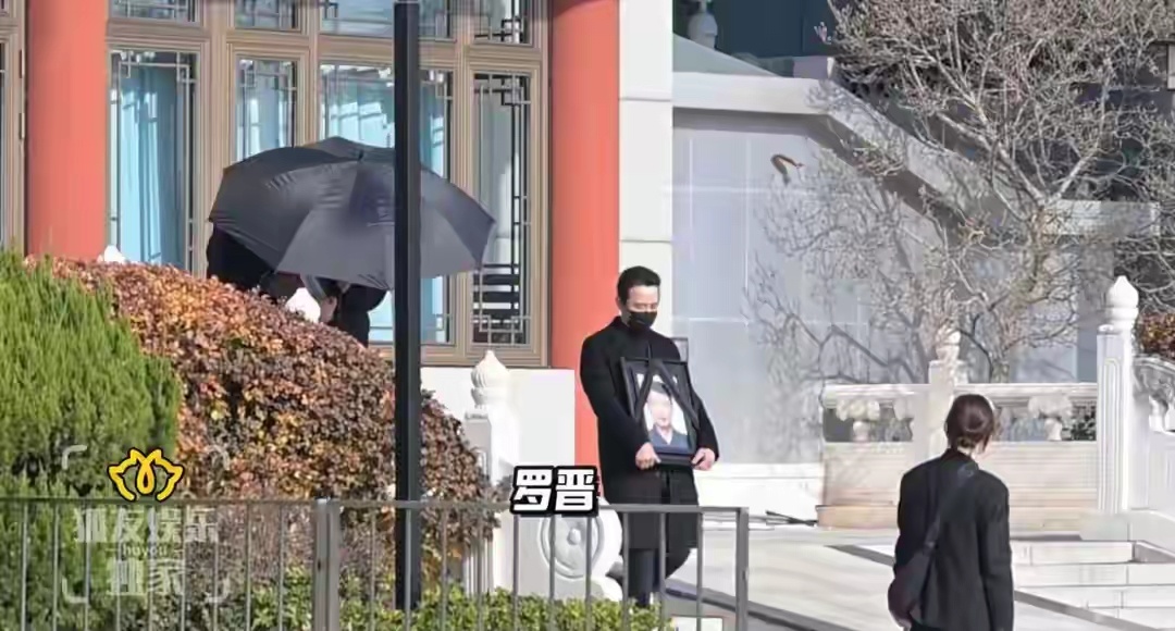 罗晋捧遗像神情憔悴，唐嫣紧随其后轻声慰藉。七年夫妻，于悲痛中相守，用实际行动诠释