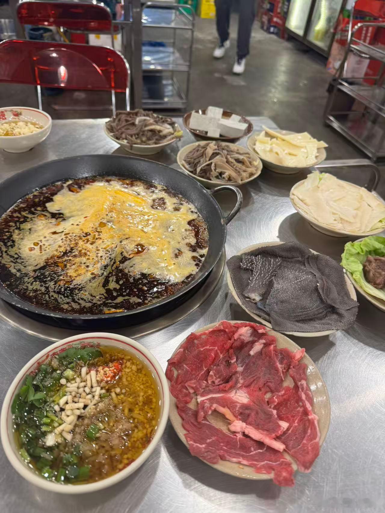 越来越爱吃这种社区小火锅了，俩人吃撑才花127！锅底18元，菜品分别是3/6/9