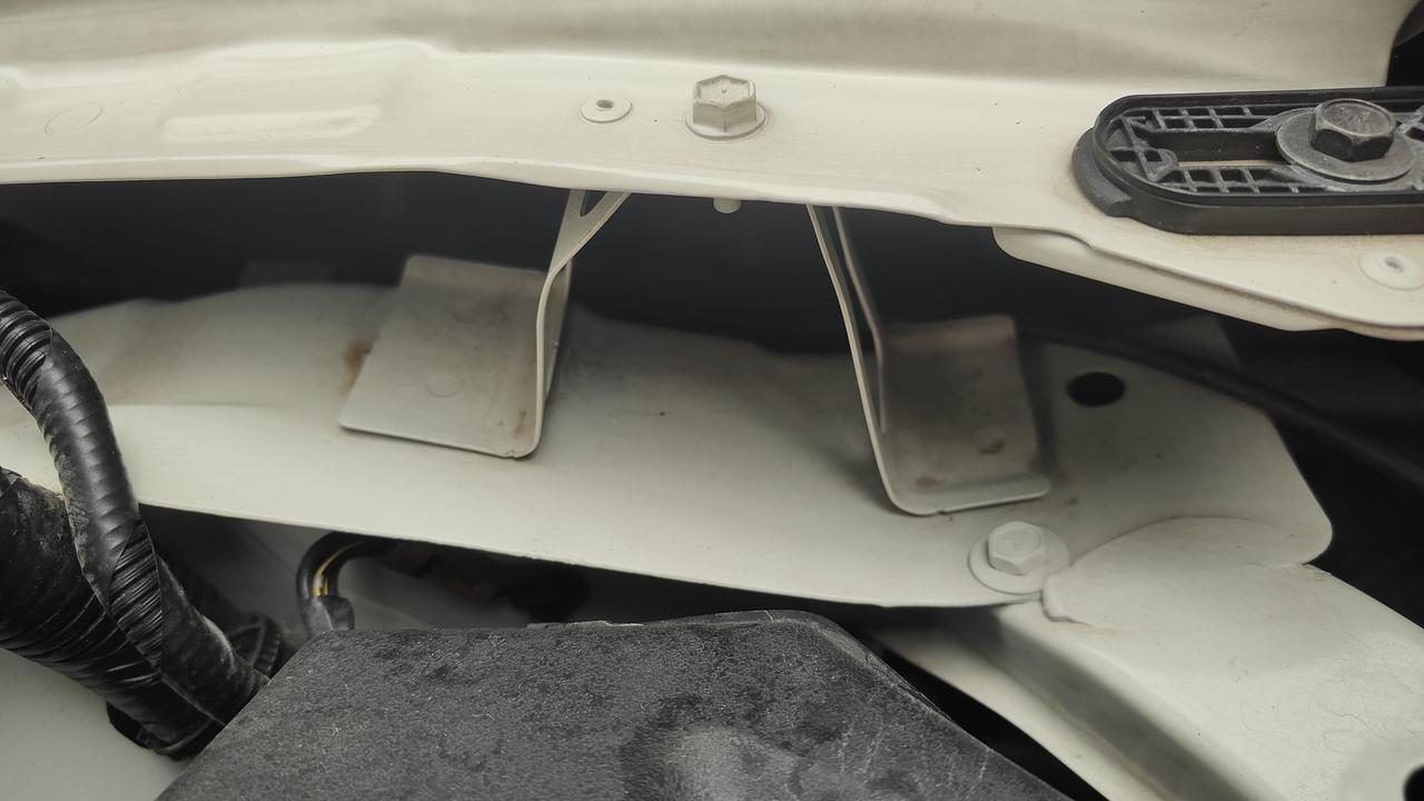 看看轩逸经典的铁皮
厚度和纸差不多了