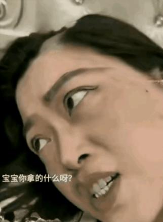 一个女人在家哄孩子，女人哄着哄着，她觉得有点困了，女人躺在床上，拿起一个被子盖在