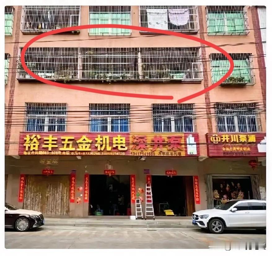 这就是汕头起大火的房子，这个照片可以清晰的看到这栋房子的样子，这也是为什么在一楼