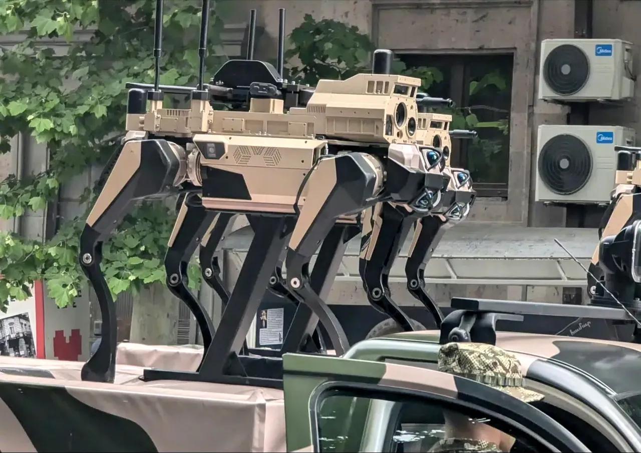 亚美尼亚阅兵式，诸多先进军事装备亮相，其中中式武器装备相当亮眼。其中有CH-4B