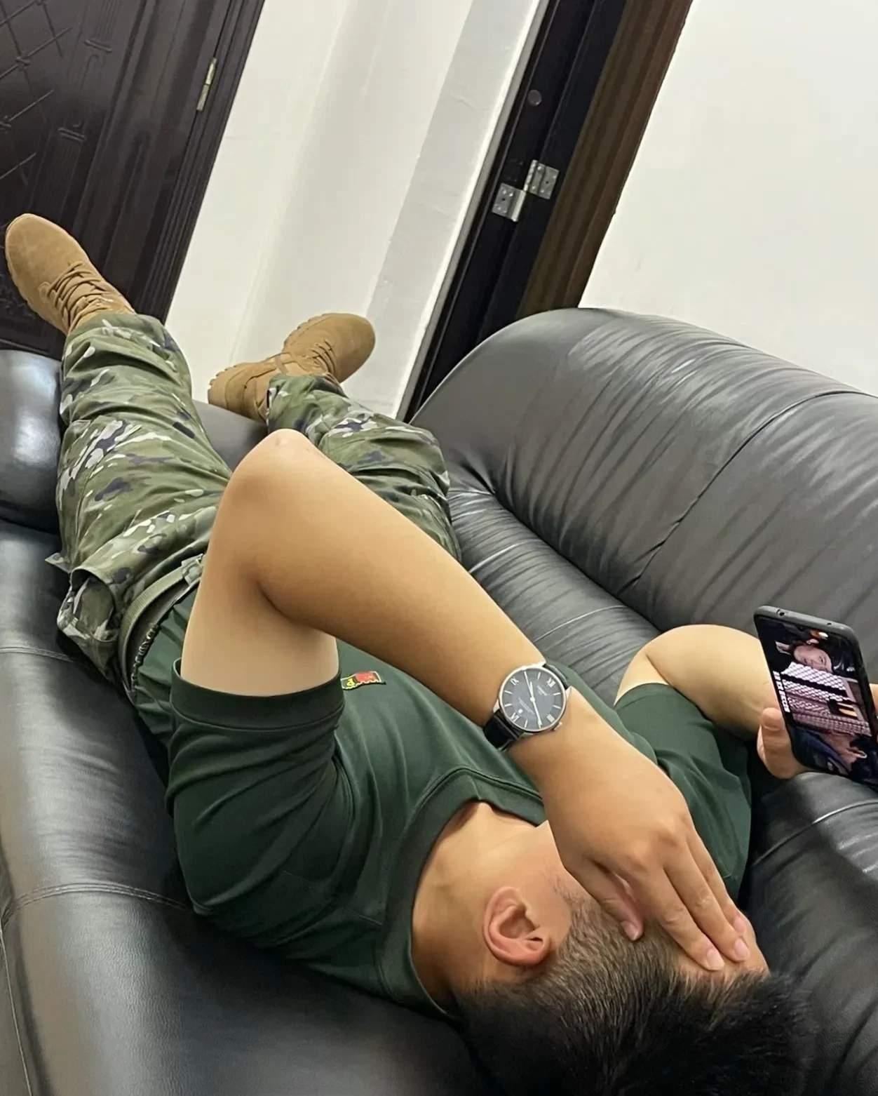 有个在西藏当兵的哥们儿，马上要退伍了。眼下摆在他面前的就两条道：要么一次性领走1