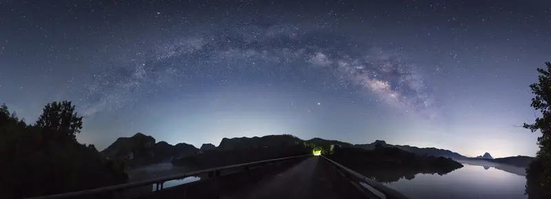 3月29号，相册里最满意的照片当属“银河拱桥”。那天凌晨，黑龙江省富锦市的“银河