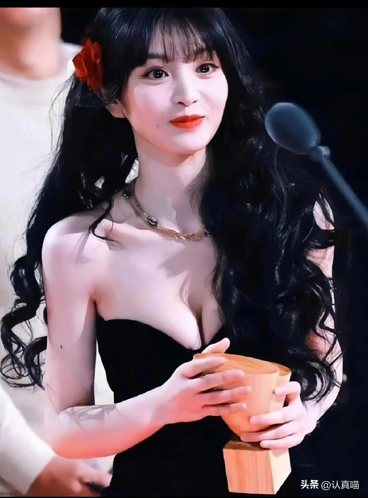 田曦薇这两年彻底撕掉甜妹标签，
敢穿敢秀的样子太圈粉。
靠着软萌娃娃脸出圈，如今