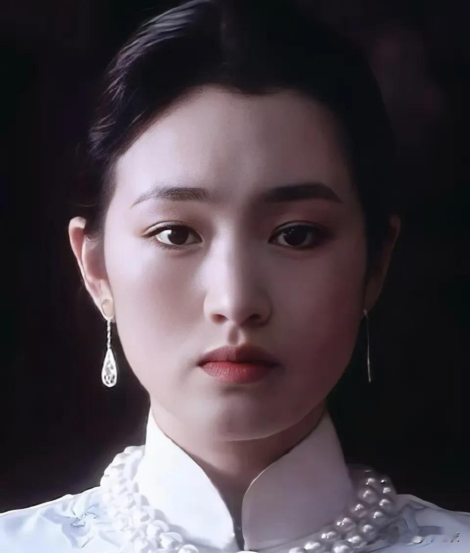 可能大家看了太多滤镜、美颜和改头换面妆容，误以为一大把人都美得赛过巩俐。

然而