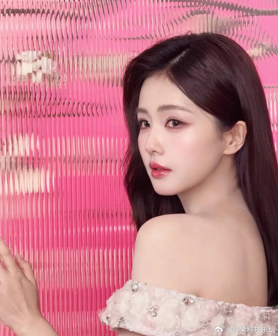 画的是短脸幼态妆容 和她本人原有的气质冲突了 