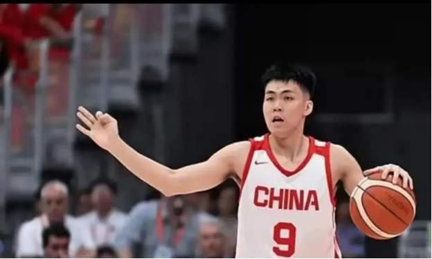 8块亚运金牌摆在荣誉室里，闪闪发光。可国际篮联最新一期世界排名，中国男篮排在第3