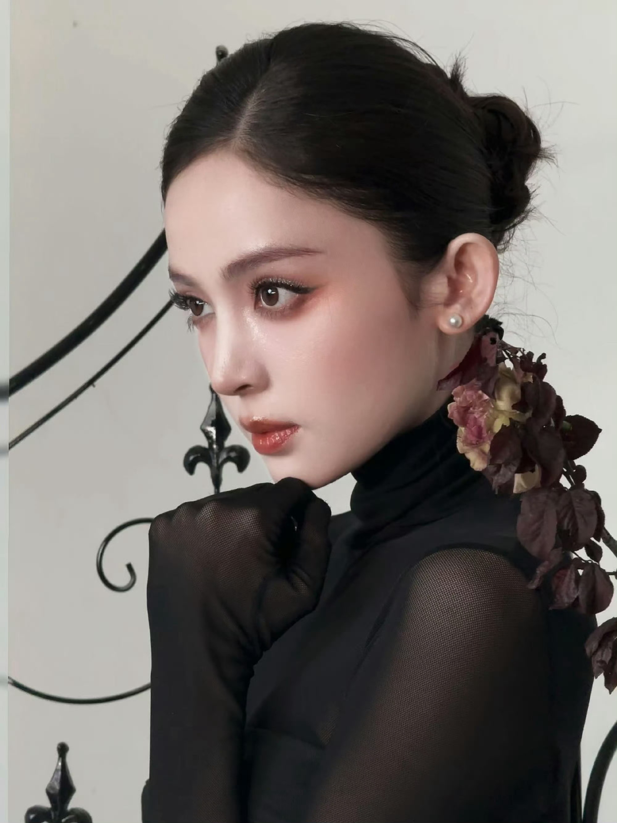 娜扎的盘发也是山茶花，这么细节的吗，仔细看还真是，发型超好看！ ​​​