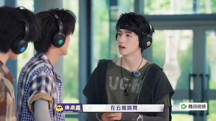 苏新皓一步步引导朱志鑫说出正确答案比划猜词现场趣味直接拉满，苏新皓疯狂输出各类提
