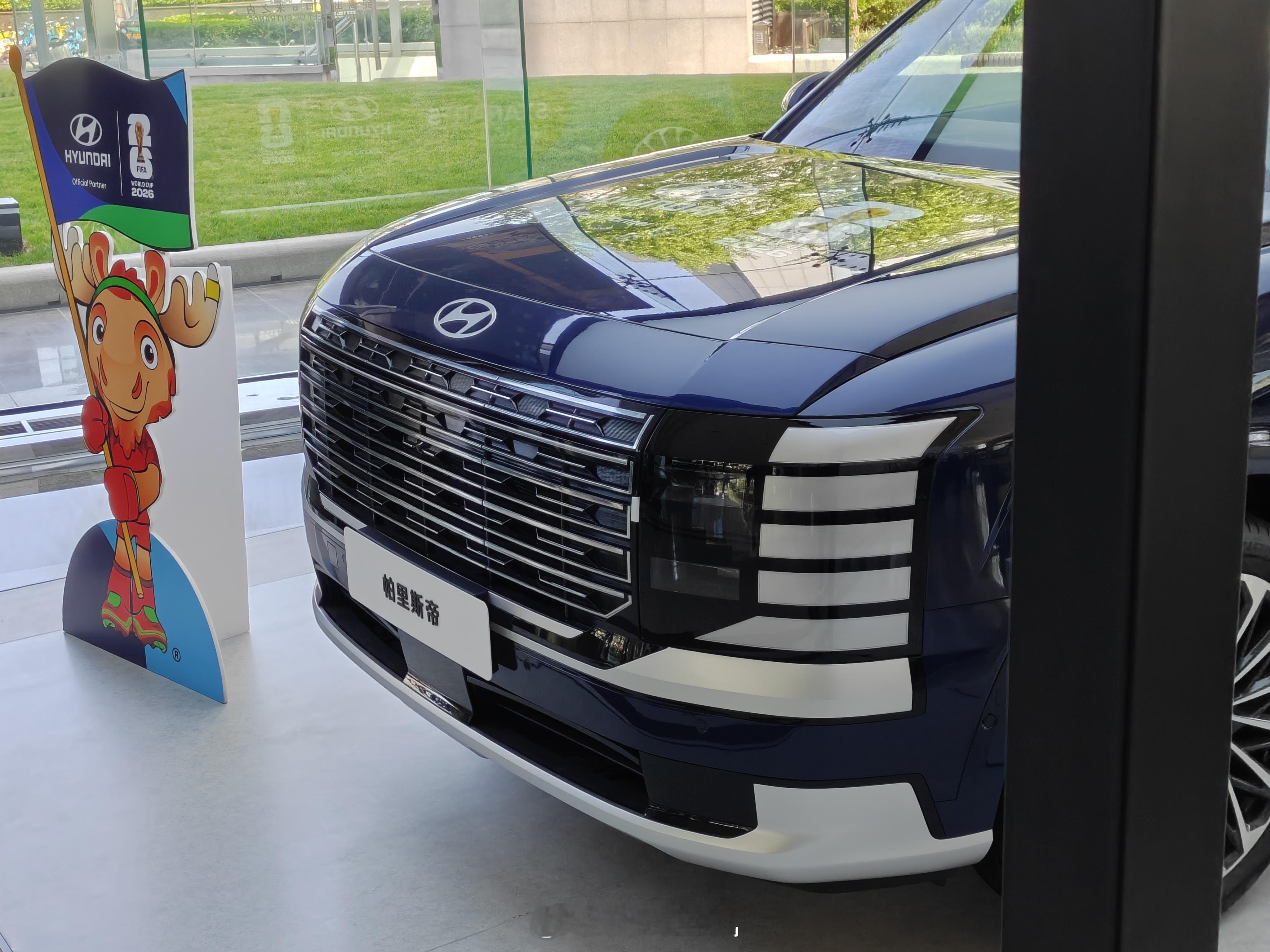 帕里斯蒂换代以后还帅了挺多，相比之前很美式 SUV 风格，现在更加贴合亚洲科技范