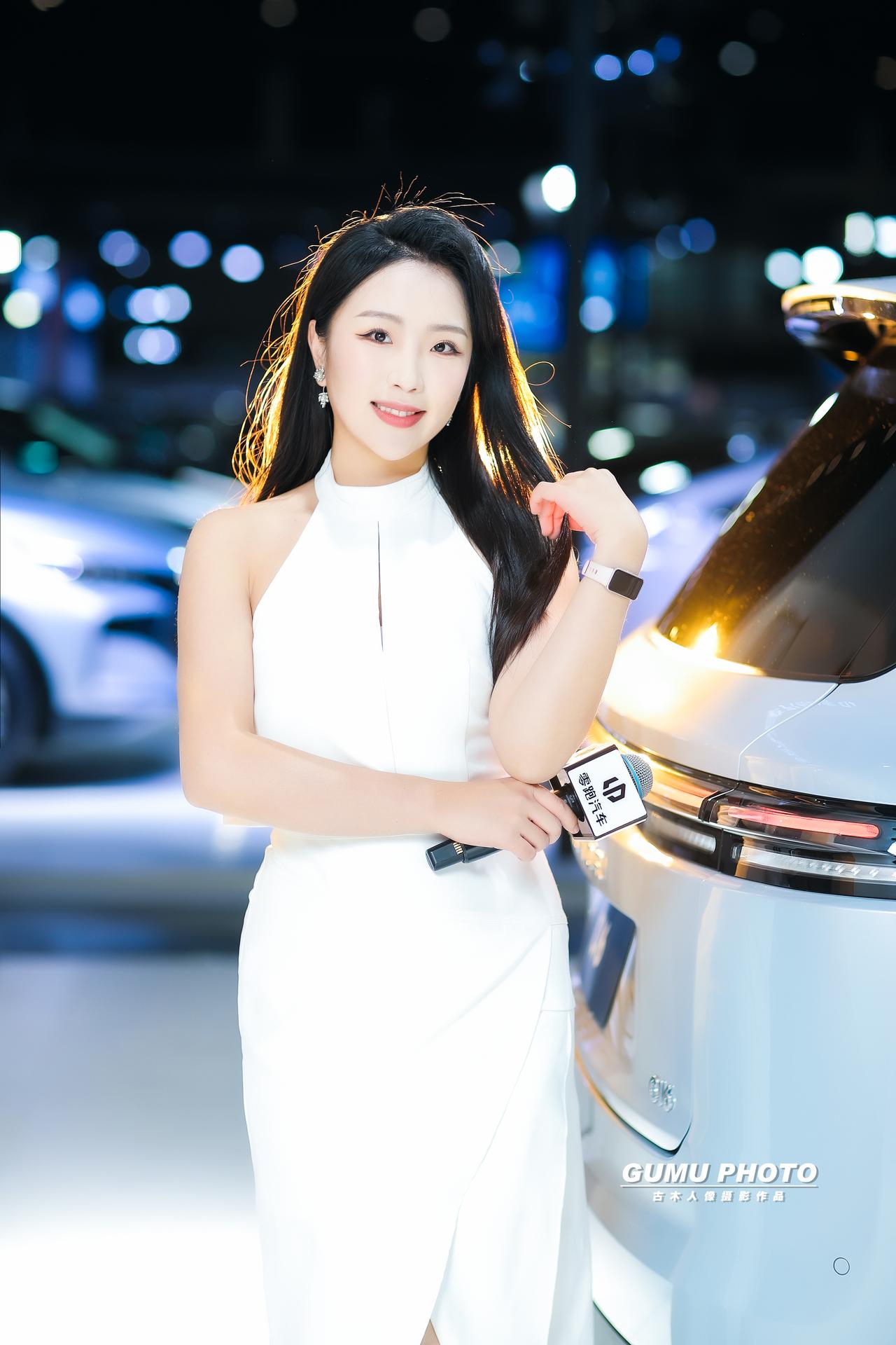 2025成都双十二车展零跑展台主持小姐姐