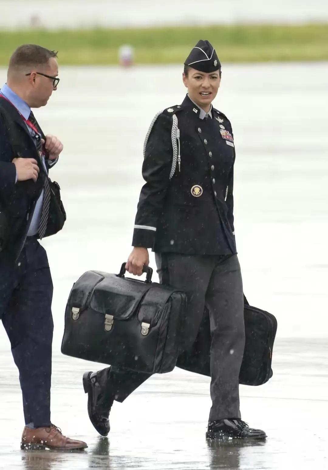 G7峰会在日本广岛举行！但是美国却提着核密码箱出席！难道是向俄罗斯示威！意思就是