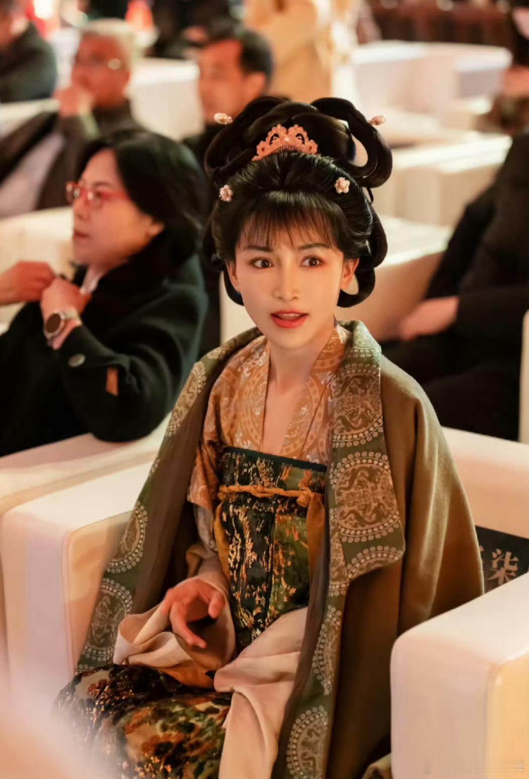 李子柒穿绿色唐朝襦裙太绝了 古风美人，太好看啦！催更一波，不想再刷之前的视频了[