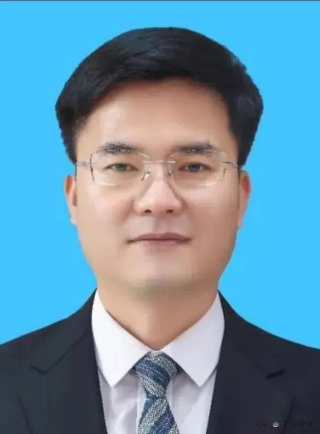 看到王正儒被查，我是一愣！
这人太年轻，太聪明，太幸运，也太帅气了，怎么好好的就