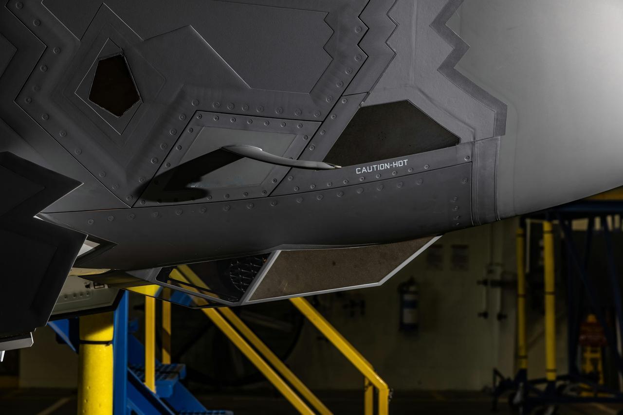 芬兰首架F-35A（编号JF-501）细节拉满：
机身采用低可探测涂层，灰色调国