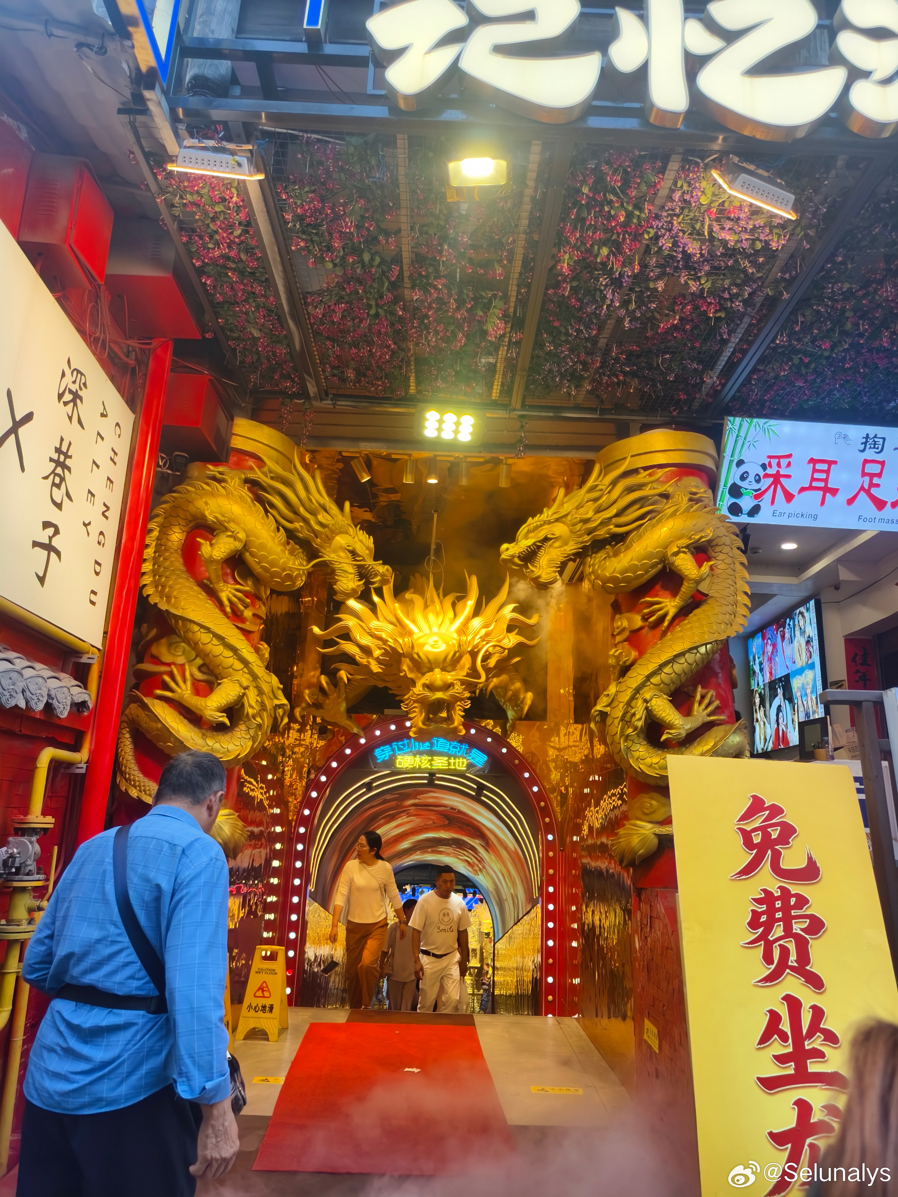 闲逛宽窄巷子，一步一景，到处都是独特的老城景致。走累了就寻一处茶馆，泡一壶清茶，