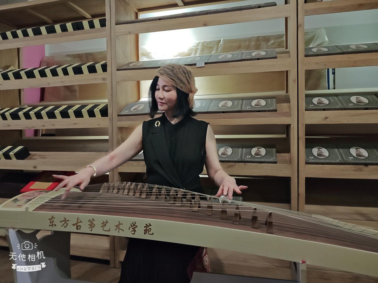 6月26日上午，广东侨界作家协会美女作家翩翩老师受邀参加穗华口腔周年庆活动，她分