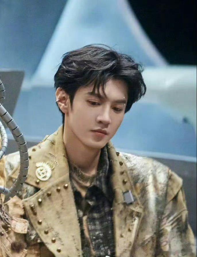 陈哲远全家的顶梁柱大侦探陈哲远这波角色代入感绝了，上一秒还是阴湿腹黑，下一秒就变