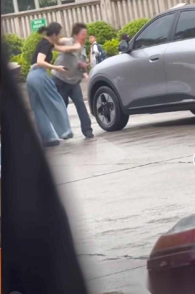 福建三明学校门口打架的女司机和男保安都有错，谁也不用说谁！这事儿发生在4月21下