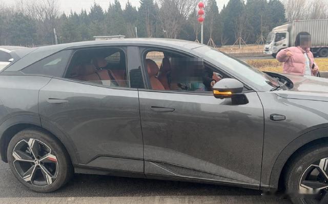 北京，杨先生在网约车平台叫了辆拼车赴朋友聚餐，上车坐在副驾，后排有孕妇。行驶途中