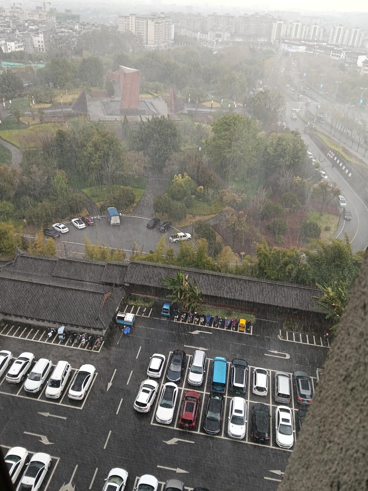 腾冲暴雨如注，3月，腾冲的雨季来得好早