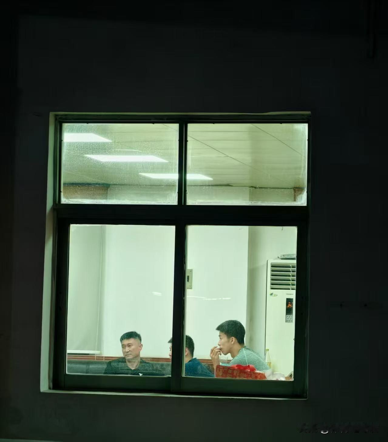 广东男篮季后赛有戏！
近期有广东媒体人分享球队教练组加班熬夜的照片。从照片细节不