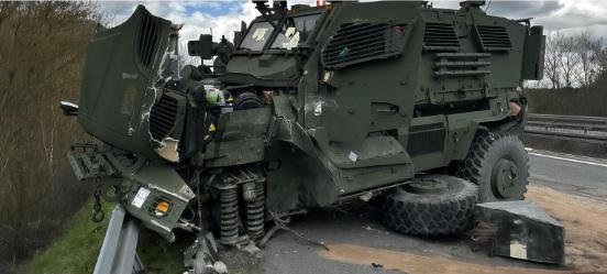 MRAP 对阵 Stryker？！ 4月17日，德国巴伐利亚州高速公路发生一起战