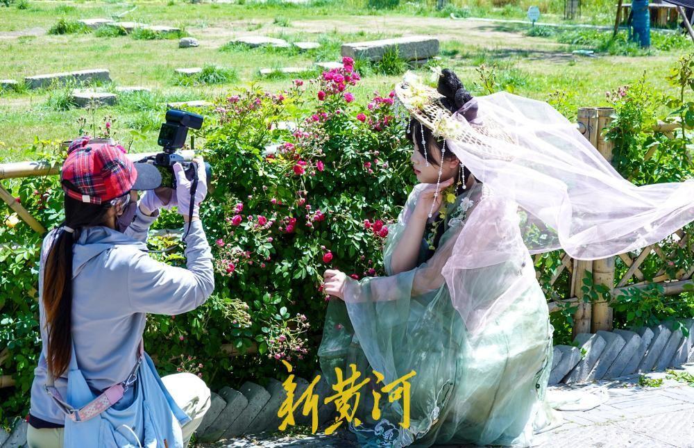 5月6日，初夏时节，泉城济南处处洋溢着盎然生机。在老城区的百花洲历史文化街区，一