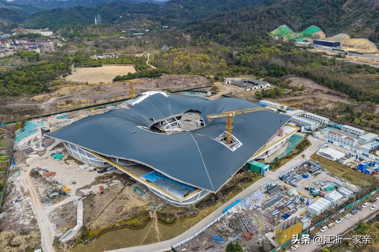 东阳市横店镇稀奇古怪的建筑越来越多了，这个是位于横店镇的计算机博物馆。

这应该