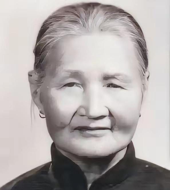 1940年，21岁的八路军政委蔡永，被叛军追赶，18岁姑娘郭瑞兰为救他，假扮他的