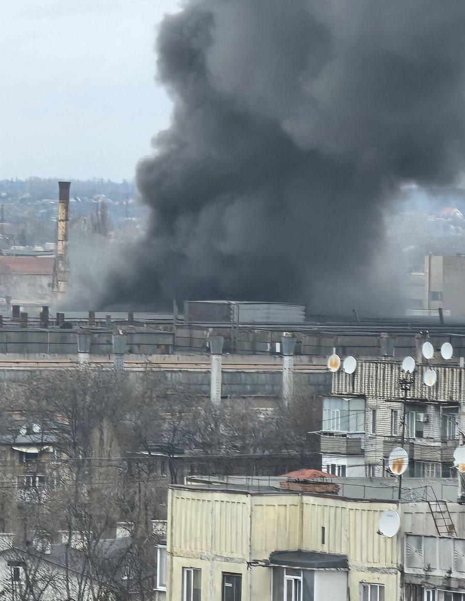 乌克兰波尔塔瓦州的克列缅丘格汽车厂遭到俄军无人机袭击。

俄乌局势新进展 ​​​