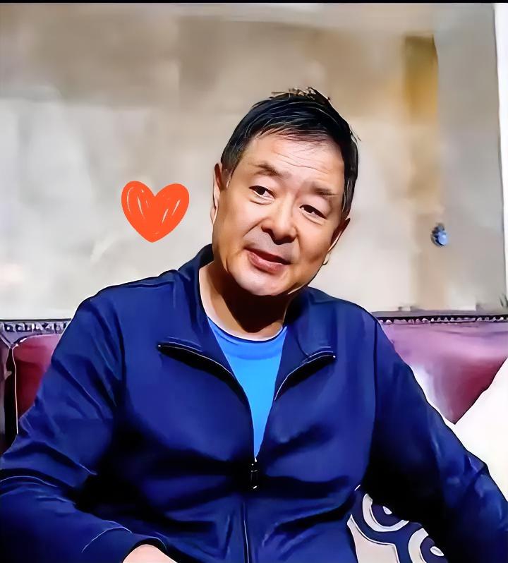 看到“一根布带”那四个字，
我心里突然紧了一下……
濮存昕，72岁。夜里用一根布