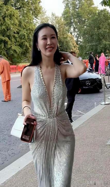 6月27日，伦敦梅菲尔的私人美术馆晚宴，银灰闪片深V一亮场，被网友偶遇的45岁的