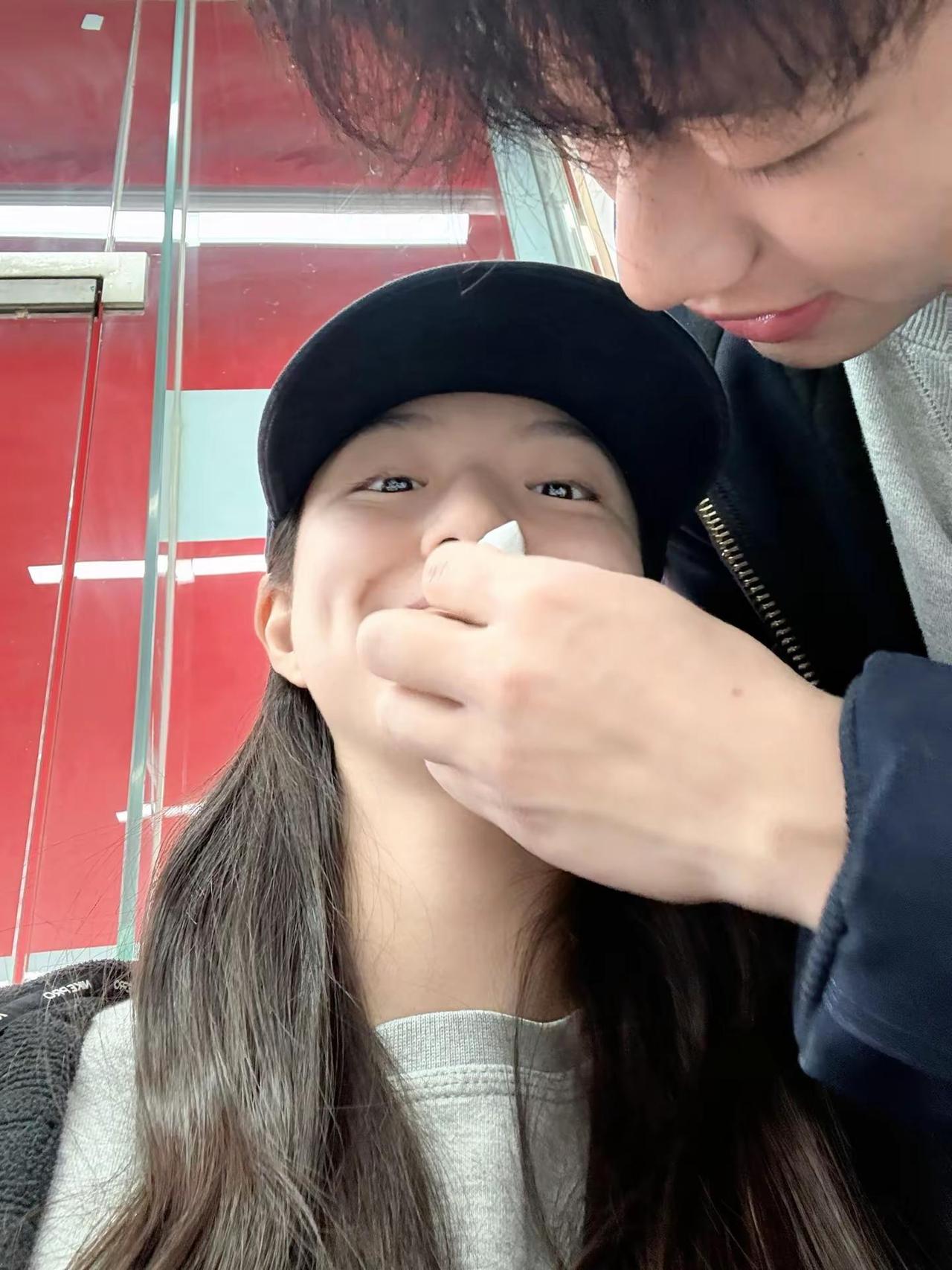 他爱的不是我涂满粉底液的脸 不是我戴了美瞳的眼睛 不是我精致的打扮 不是我瘦瘦的