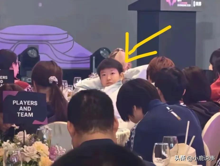 我琢磨不明白孙颖莎这丫头。
都二十五了，
那股劲还跟小孩似的。
就说重庆那晚宴，