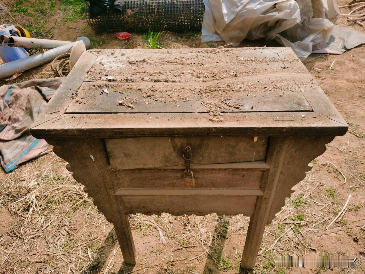 一张破旧的书桌
头条号朋友们，你们看到这个微头条图片了吗？这是一张最能震撼我灵魂