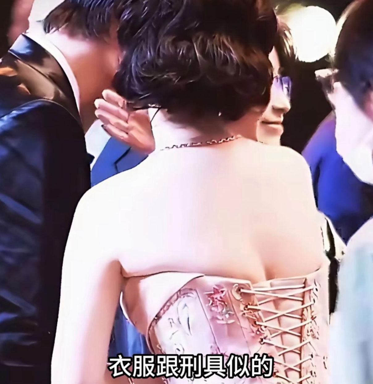 杨紫这身白玉兰战袍惨遭翻车，想营造高级感却被穿成“美丽刑具” 