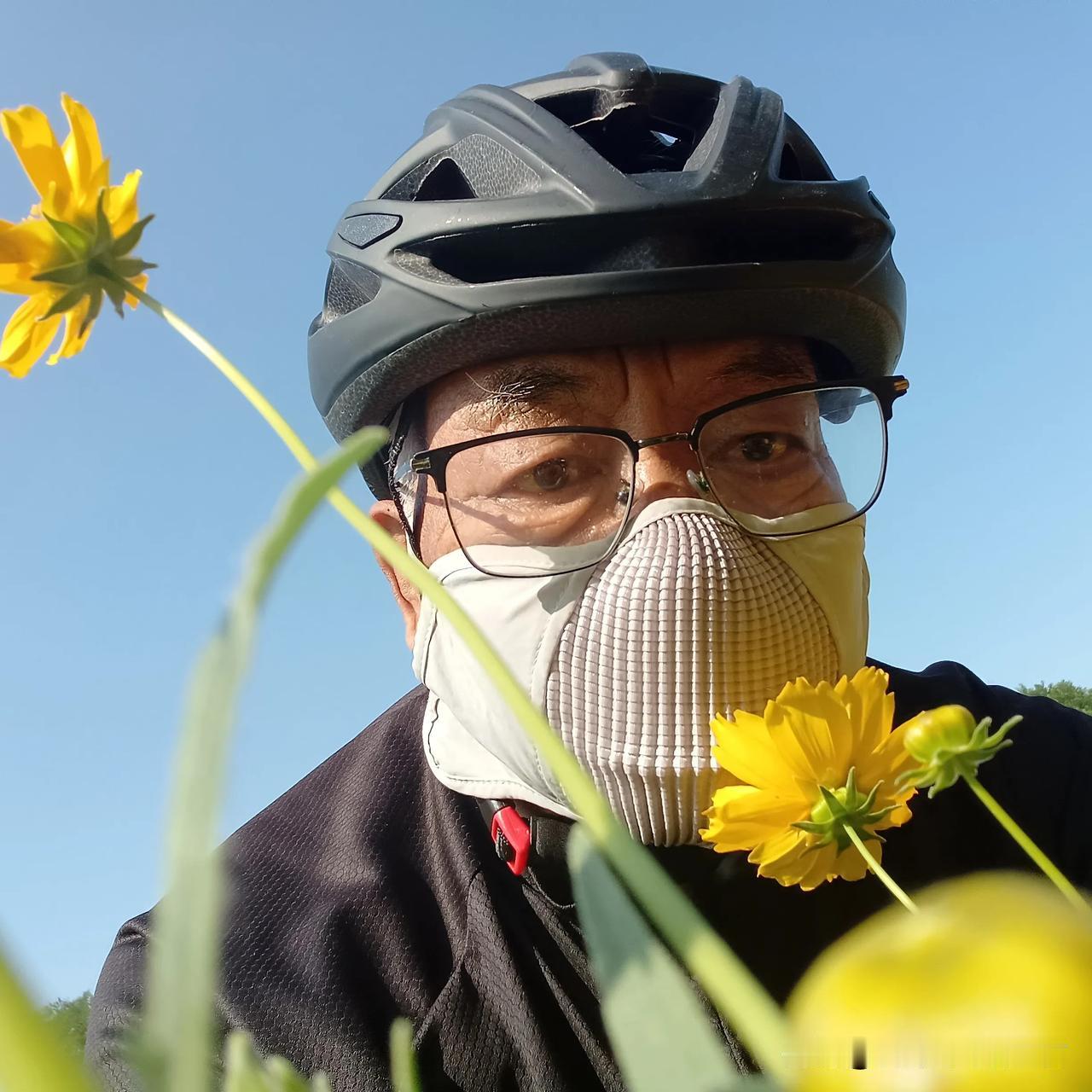 我是一个77岁、以骑车来锻炼身体的人。今年伏天，烈日炎炎，骄阳似火。
我选择了“