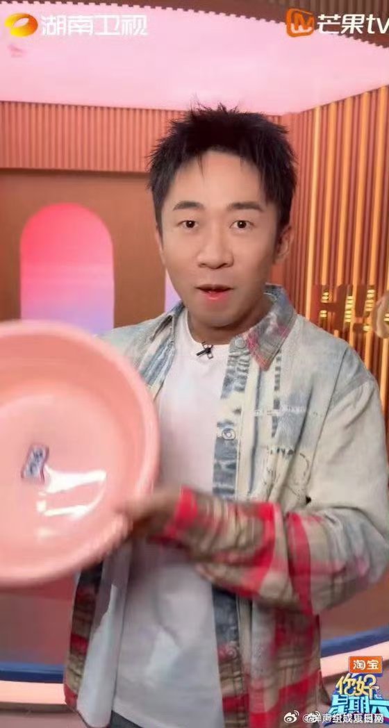 杨迪变出一只猫咪丁程鑫杨迪你变魔术永远有新惊喜😆把丁程鑫变成小猫咪这波操作谁想