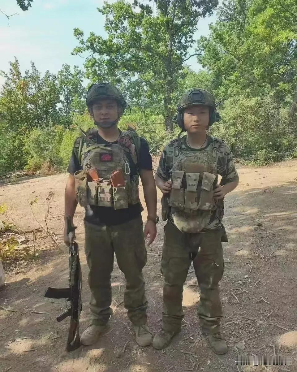 埋骨何须桑梓地，人生无处不青山。
根据社交媒体上流传的信息，图一中的两名男子于今