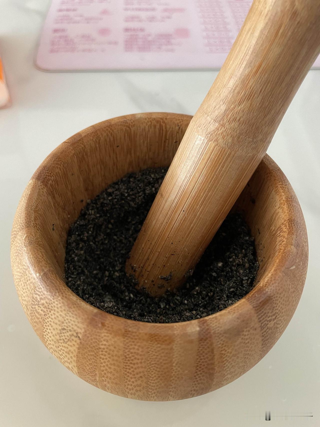 做芝麻包从捣芝麻开始
这玩意儿也太费手了
捣半天手酸的不行