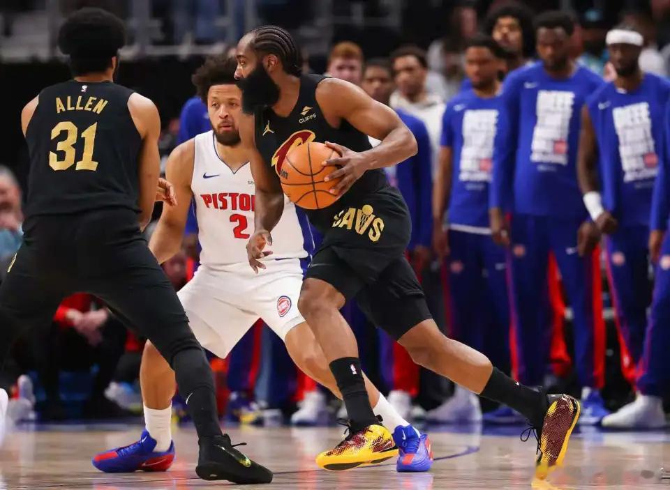 NBA季后赛次轮G1骑士vs活塞，骑士遭活塞压制在首节后半段最多落后18分差距。